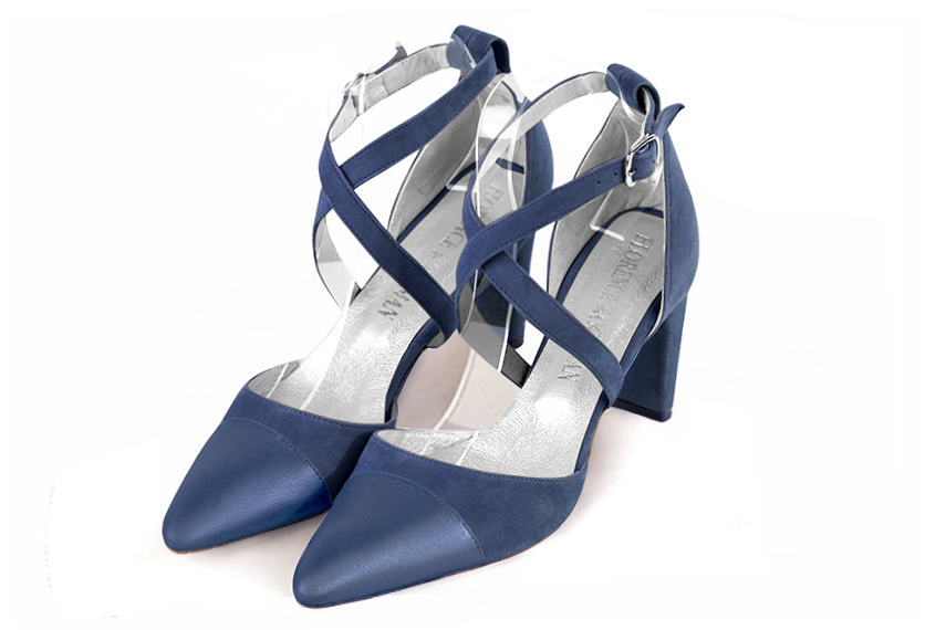 Chaussures habillées, élégantes et raffinées, ouvertes sur les côtés, avec des brides croisées, coloris bleu indigo. Bout effilé. Mi-haut à haut. Talon virgule. Cérémonie, soirée, cocktail, évènementiel. Personnalisation : Choix des cuirs, 
                des couleurs et des talons. Petites et grandes pointures. - Florence KOOIJMAN